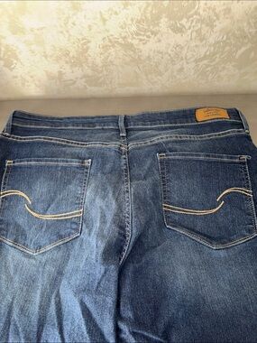 Levi's Women's Dark Blue Straight Leg Jeans with Curved Pocket Stitch